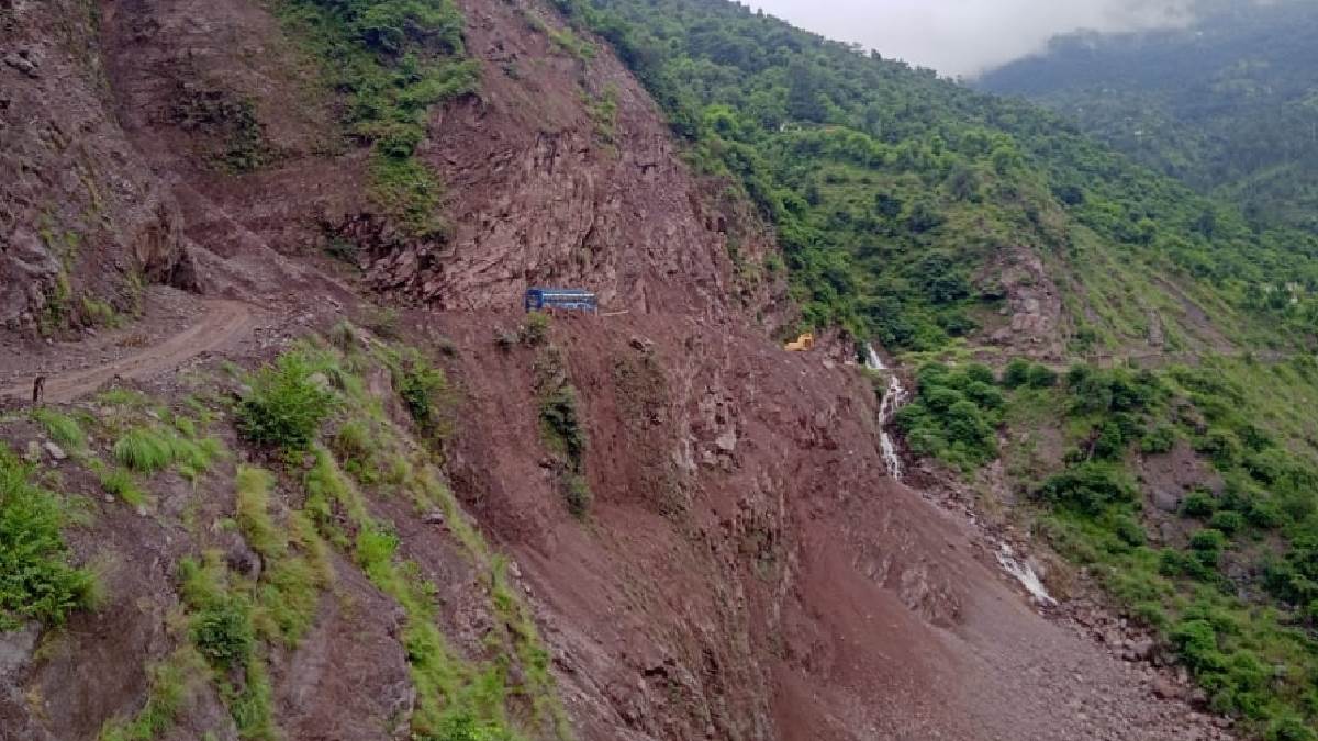 https://www.jagranimages.com/images/newimg/03092025/03_09_2025-landslide_news_1_24033880.jpg