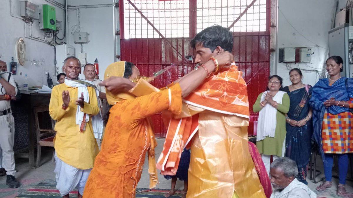 https://www.jagranimages.com/images/newimg/03092025/03_09_2025-marriage_in_jail_24033971.jpg