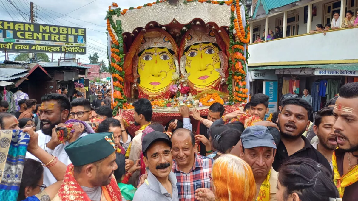 Almora: रानीखेत में निकाली गई ऐतिहासिक नंदा महोत्सव डोली शोभायात्रा, उमड़ा श्रद्धा का सैलाब