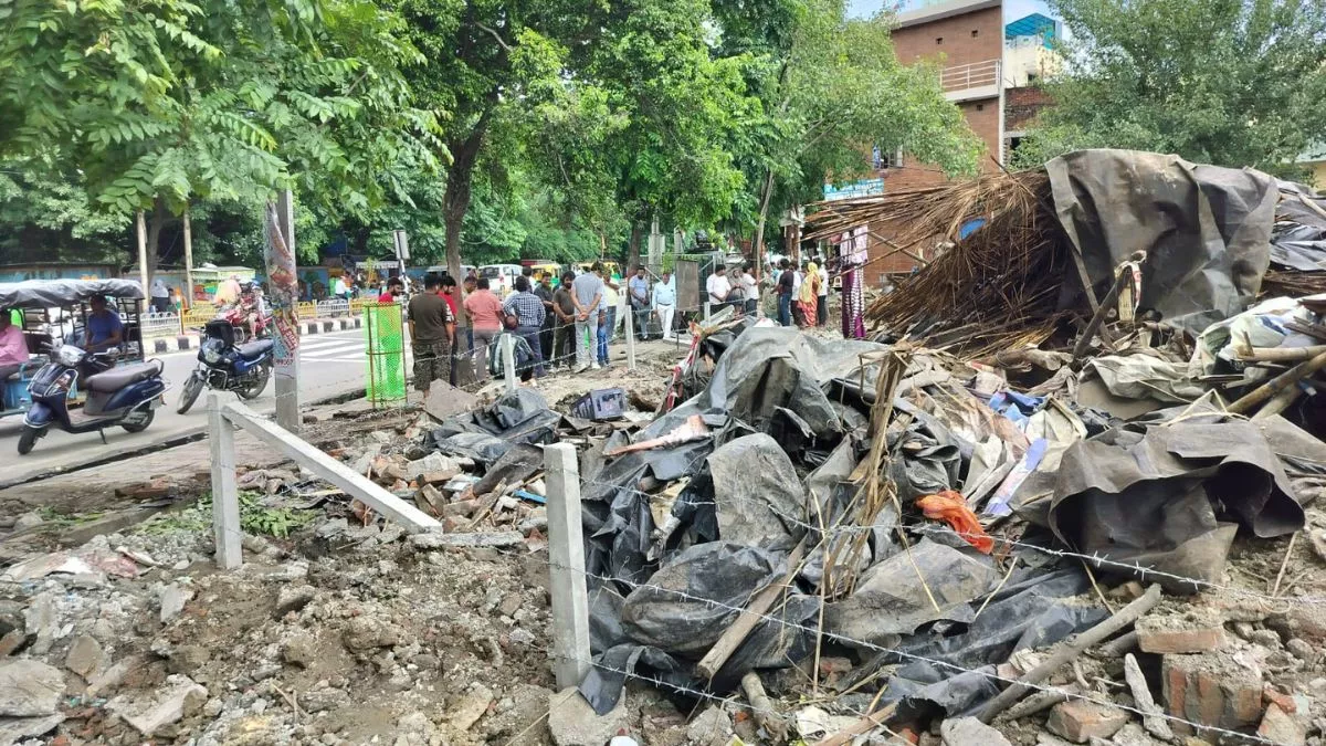 यूपी के इस जिले में कलेक्ट्रेट चौराहे पर चला पालिका का बुलडोजर, चाय की दुकानों व ठेलों को हटाया