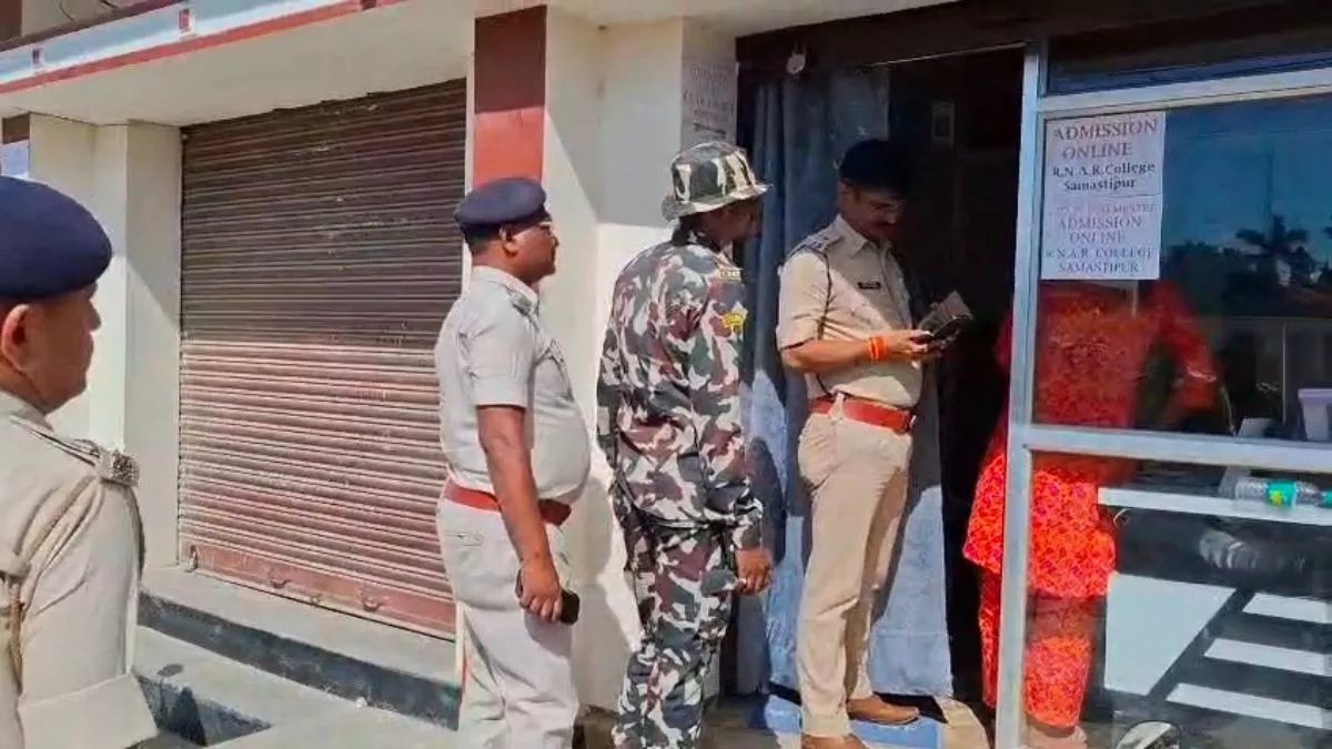 Samastipur News : कमरे में विद्यार्थी दे रहे थे परीक्षा और कैंपस से आने लगी धांय..धांय की आवाज, फायरिंग से दहशत