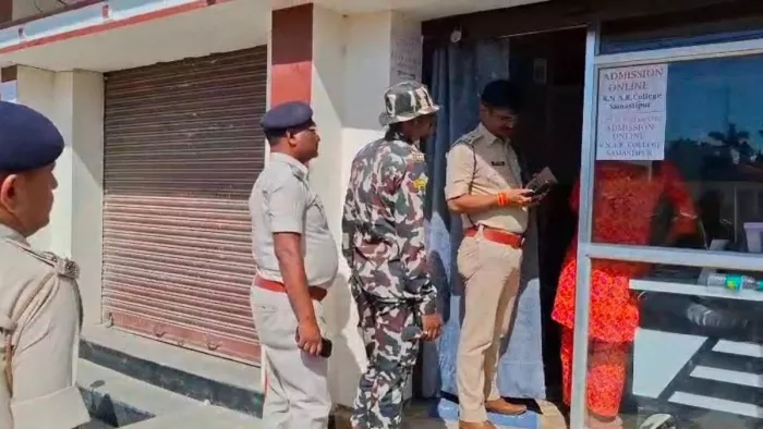सीसीटीवी फुटेज खंगालने को पास की दुकान पर मौजूद पुलिस टीम। जागरण