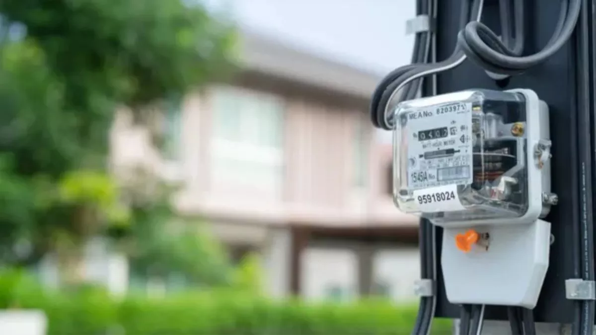 गोरखपुर में Smart Meter बना बिजली निगम के घाटे का कारण, कर्मचारियों का प्रदर्शन