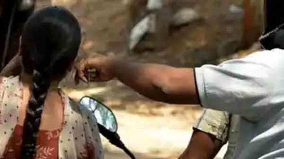 https://www.jagranimages.com/images/newimg/03092025/03_09_2025-snatching_c1_24034602.jpg