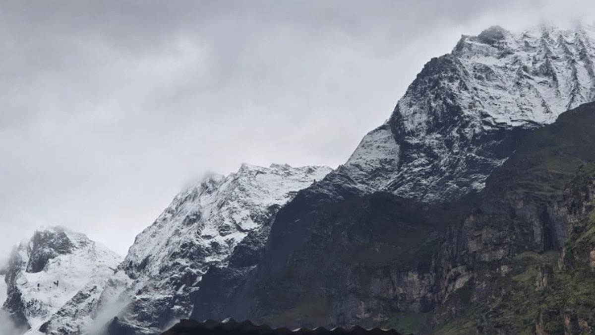 https://www.jagranimages.com/images/newimg/03092025/03_09_2025-snowfall-badrinath_24034721.jpg
