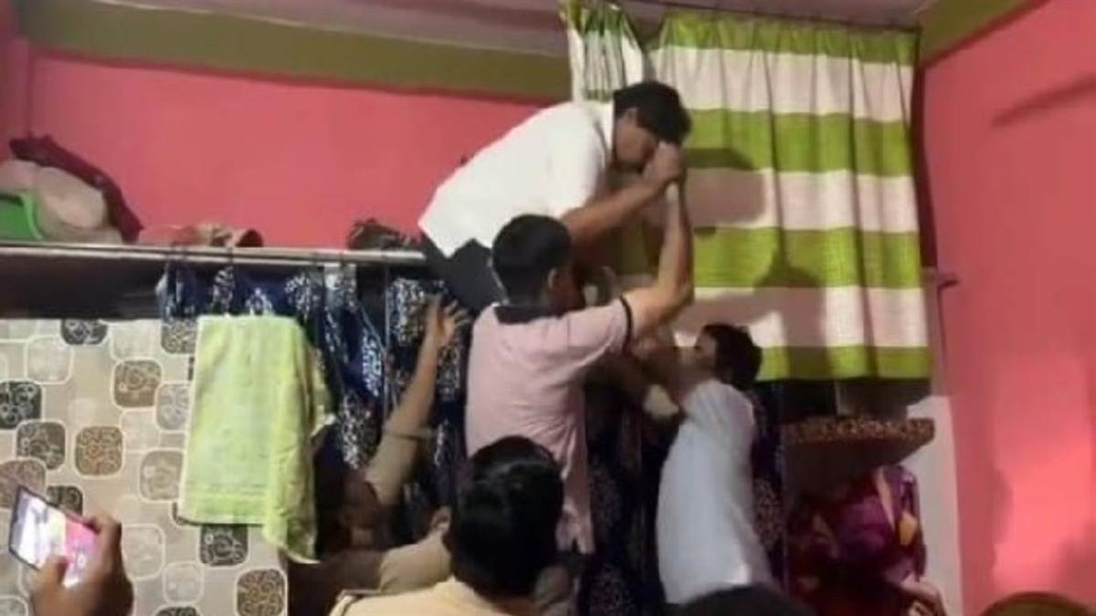 https://www.jagranimages.com/images/newimg/03092025/03_09_2025-sp_leader_arrested__24034603.jpg
