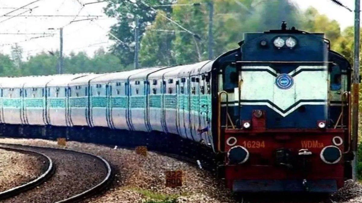 https://www.jagranimages.com/images/newimg/03092025/03_09_2025-train1_24034389.jpg