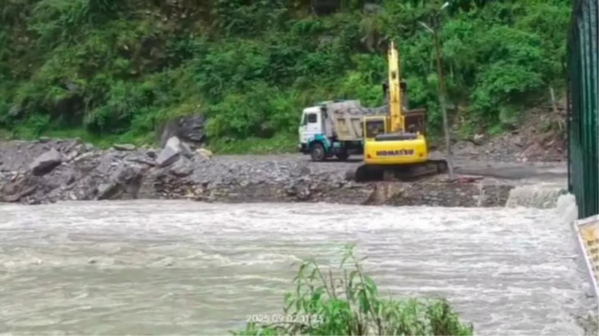 Uttarkashi News: मलबे से कई दुकानों के टूटे शटर, दुकानदारों को लाखों का नुकसान