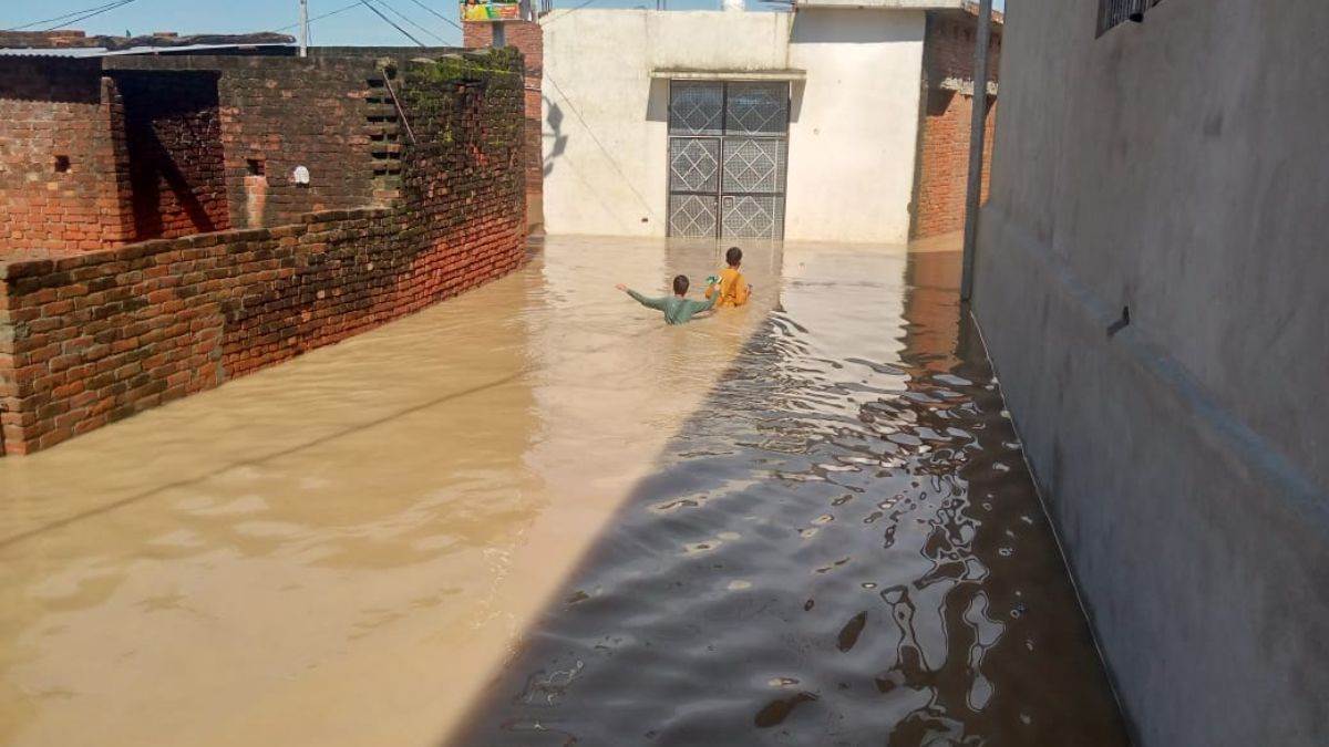 https://www.jagranimages.com/images/newimg/03092025/03_09_2025-water_in_village_pilibhit_24034051.jpg