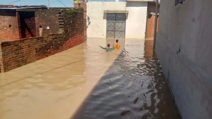 शारदा और देवहा नदी का पानी गांवों में घुसा है। जागरण