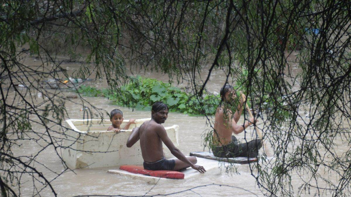 https://www.jagranimages.com/images/newimg/03092025/03_09_2025-yamuna_flood_4_24034760_213321222.jpg