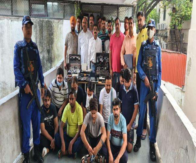 मुंबई इंडियंस और दिल्ली कैपिटल्स के बीच शारजाह में खेले जा रहे क्रिकेट मैच में सटटा लगा रहे थे