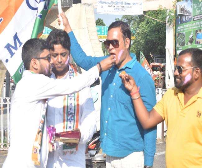पश्चिम बंगाल की मुख्यमंत्री ममता बनर्जी की जीत की खुशी में धनबाद में मिठाई बांटते टीएमसी समर्थक।