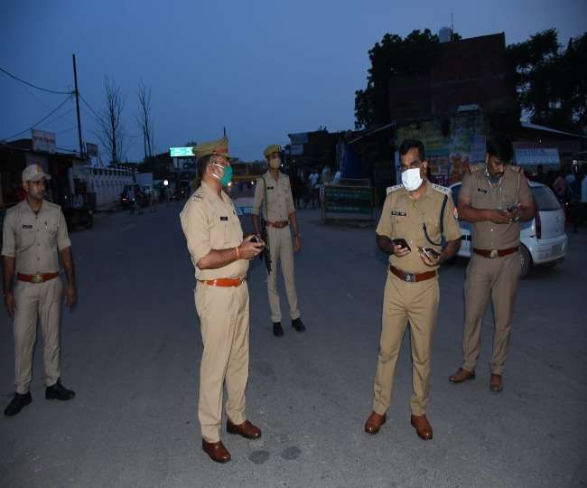 विवाद के बाद सीतापुर-लखीमपुर रोड़ पर दशरथपुर के पास पुलिस ने चौकसी बढ़ा दी है।