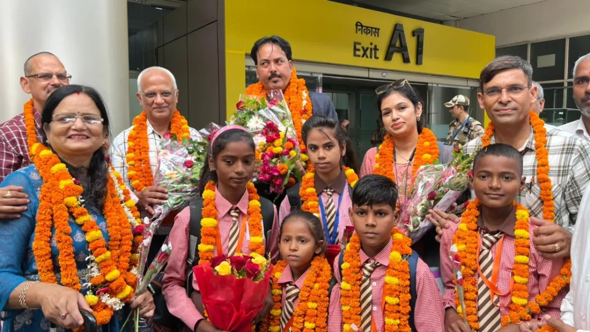 मुंबई से पुरस्कृत होकर वाराणसी लौटे बच्चों को सिर-आंखों पर बिठाया, फिल्म अभिनेता अमिताभ बच्चन ने दिया चेक