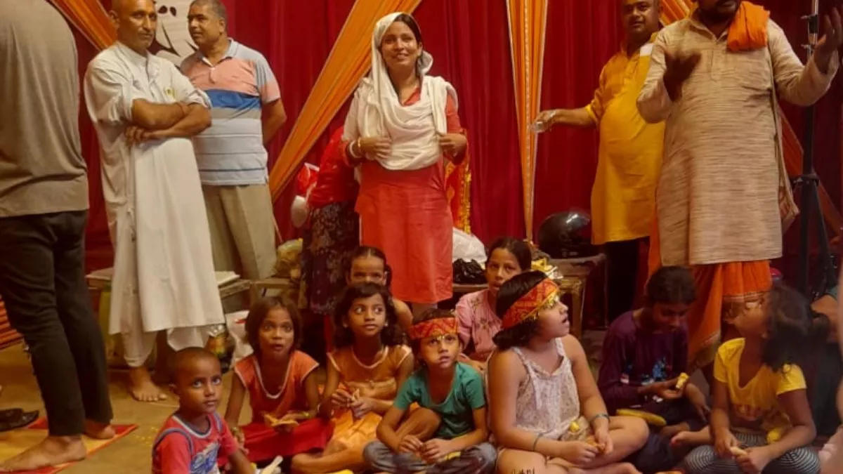 प्रयागराज सिटी के दुर्गा पूजा पंडाल में मुस्लिम राष्ट्र मंच ने 40 कन्याओं का पूजन करके भोजन कराया।
