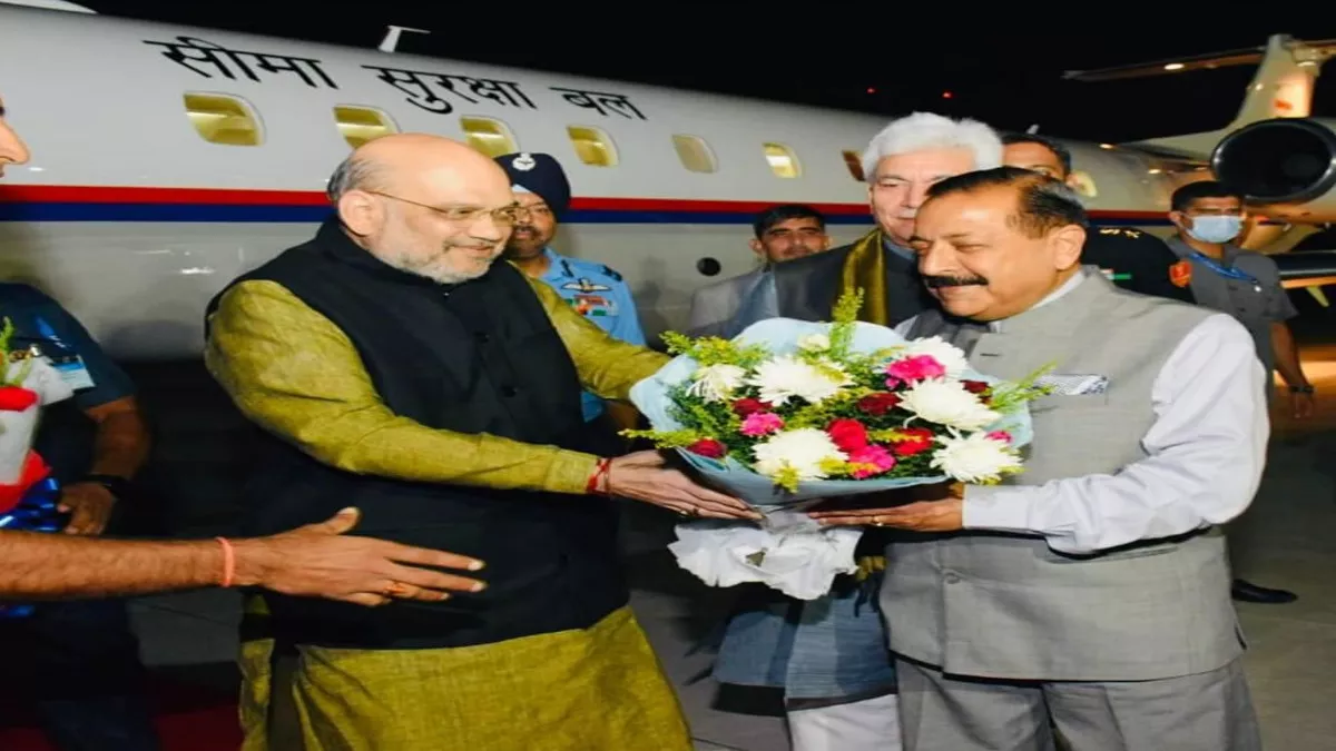 जम्मू के टेक्निकल एयरपोर्ट पर केंद्रीय गृहमंत्री अमित शाह का स्वागत करते पीएमओ में राज्यमंत्री डा जितेंद्र सिंह।