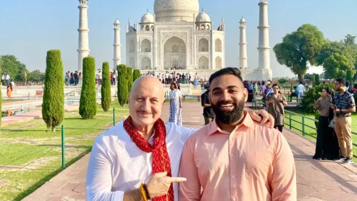 Agra News: सोमवार सुबह ताजमहल में अभिनेता अनुपम खेर, गाइड नितिन सिंह के साथ।
