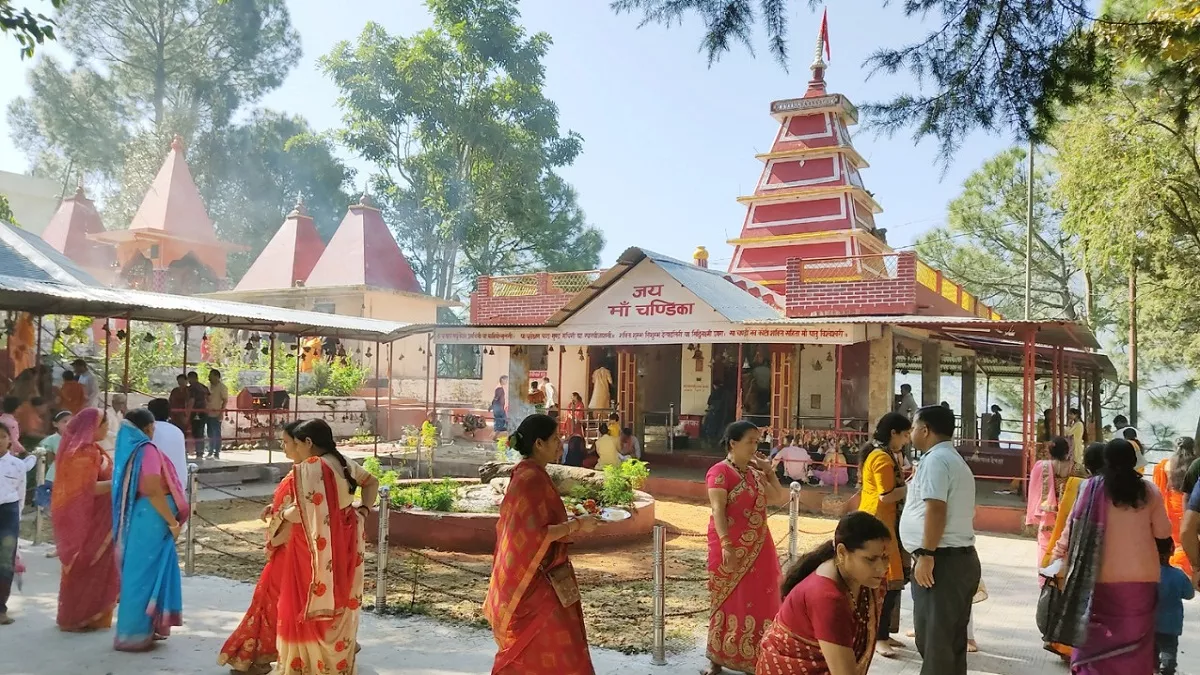 Shardiya Navratri 2022 : अष्टमी पर्व पर देवी मंदिरों में उमड़ी श्रद्धालुओं की भीड़, नारियल, चुनरी मां को अर्पित