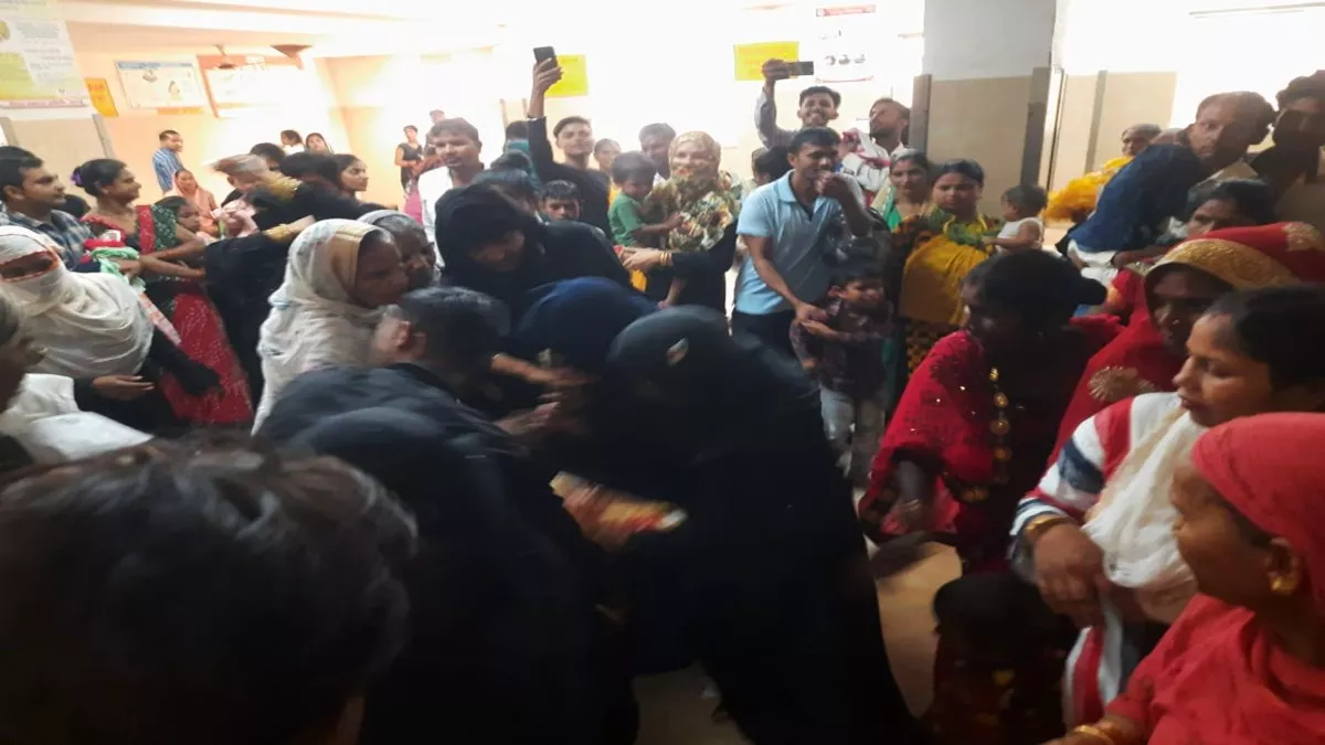 Badaun News : महिला अस्पताल की ओपीडी में चले लात-घूंसे, आपस में भिड़ी आधा दर्जन महिलाएं