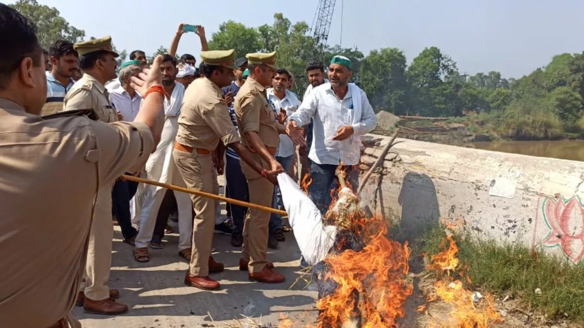 BKU Protest News मुजफ्फरनगर में भाकियू ने सोमवार को लखीमपुर खीरी हत्याकांड के विरोध में प्रदर्शन किया।