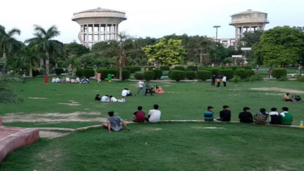 Agra Air Pollution: आगरा के सेंट्रल पार्क में सुबह सैर को पहुंचे लोग।