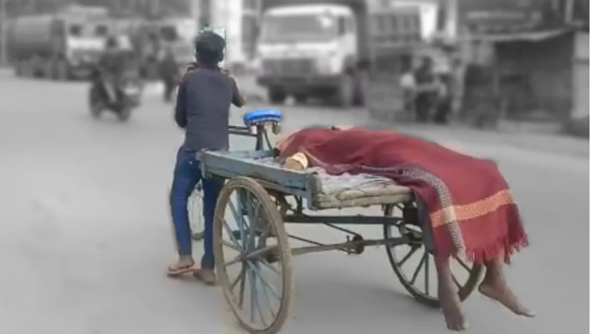 मालवाहक रिक्शे में बीमार मामा को खींचते ले गया नाबालिग भांजा
