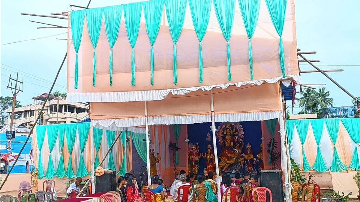 https://www.jagranimages.com/images/newimg/03102022/03_10_2022-dhupguri-puja-pandal-fallin_23116491.jpg