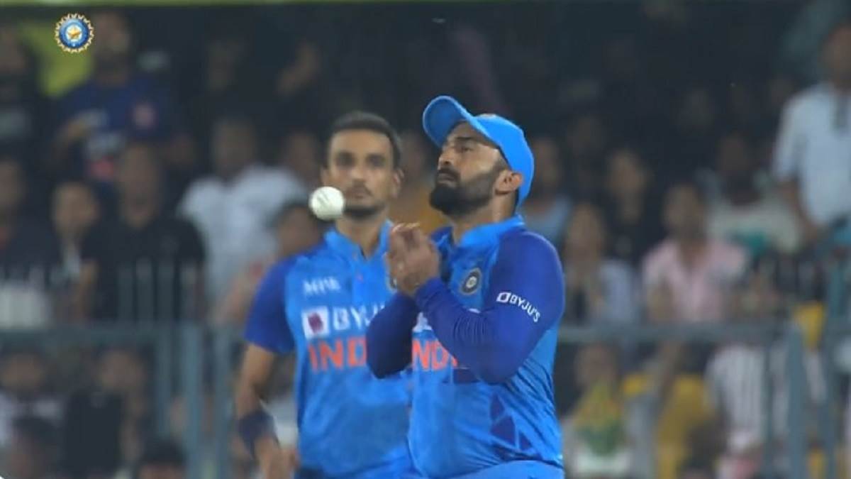 IND VS SA: दिनेश कार्तिक ने तीसरे प्रयास में लपक लिया कैच, वीडियो देखकर  भारतीय क्रिकेट फैंस हुए गदगद - IND VS SA Dinesh Karthik took the catch in  the third attempt
