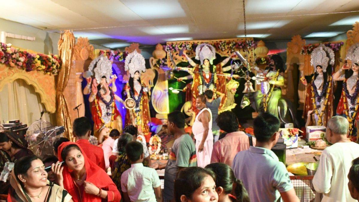 मुजफ्फरपुर के पंकज मार्केट स्थित पूजा पंडाल मे मां की प्रतिमा l फोटो-जागरण