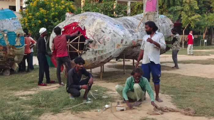 हिमाचल प्रदेश के ऊना में दशहरा उत्सव के लिए पुतले बनाते आगरा से आए मुस्लिम कारीगर।