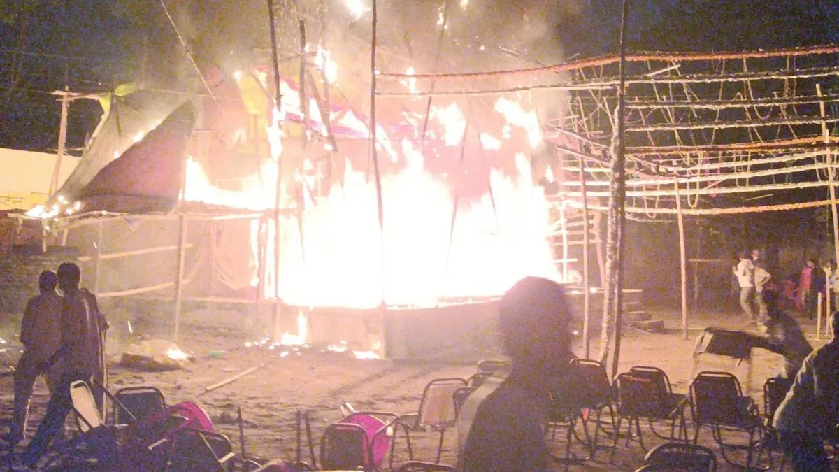 Etawah Ramleela Fire इटावा में रामलीला पंडाल में आग लगने से मची अफरा-तफरी।