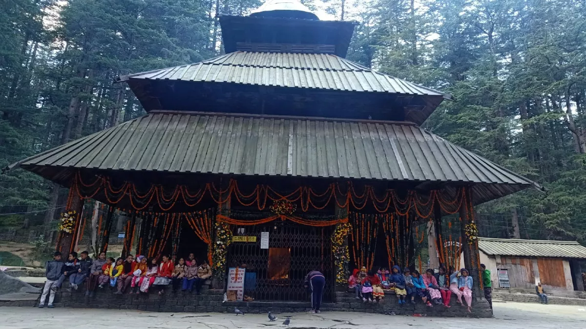 Hidimba Mata: भक्‍तों के दुख व तकलीफें हरती हैं माता हिडिंबा, मनाली आने वाला हर श्रद्धालु लेता है आशीर्वाद - Shardiya Navratri Himachal Famous Temple Hidimba Mata Mandir Manali ...