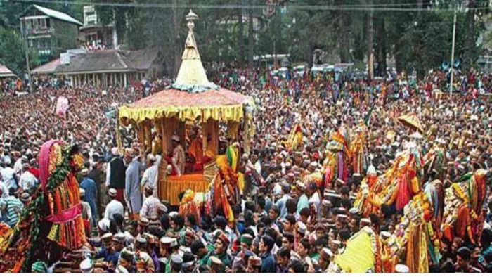 कुल्लू दशहरा उत्सव में भगवान रघुनाथ की रथयात्रा का फाइल फोटो।