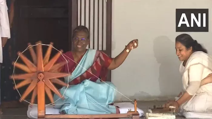 साबरमती आश्रम में चरखा चलता हुई राष्ट्रपति द्रौपदी मुर्मू