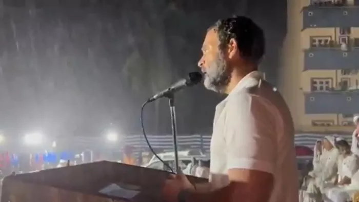 कर्नाटक में भारत जोड़ो यात्रा में एक रैली को भारी बारिश में संबोधित करते राहुल।