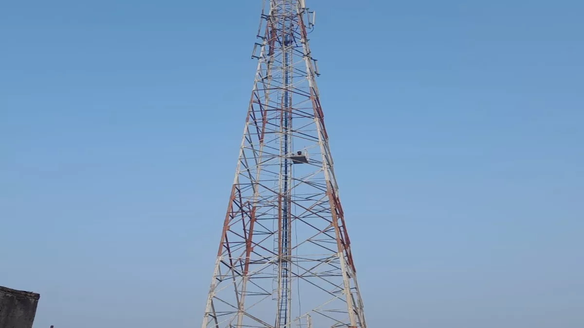 शाहजहांपुर में पत्नी से परेशान युवक का हाईवोल्टेज ड्रामा, मोबाइल टॉवर पर चढ़कर बोला कूद कर दे दूंगा जान