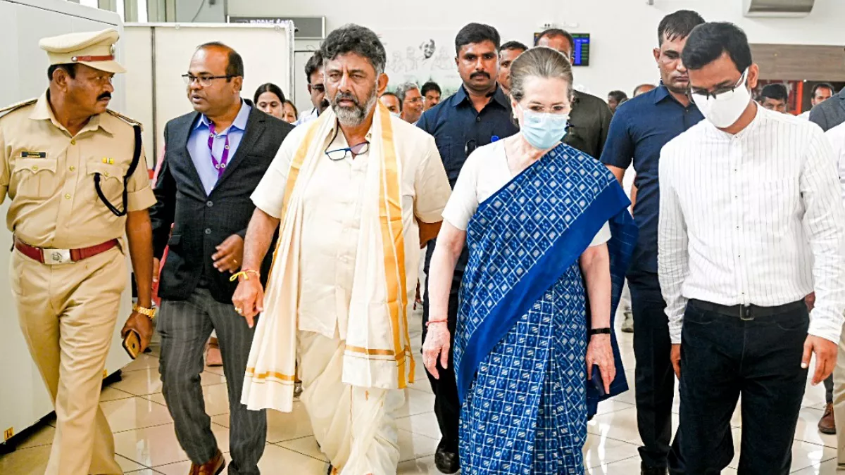 कर्नाटक पहुंची कांग्रेस अंतरिम अध्यक्ष सोनिया गांधी का पार्टी नेताओं ने स्वागत किया। (ANI Photo)