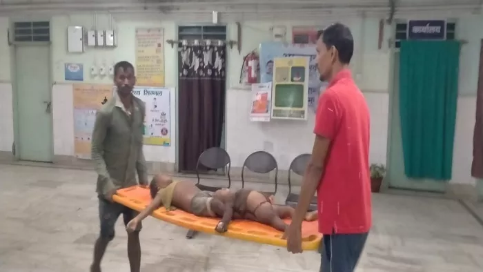 एंबुलेंस की एक ही सीट पर दो मासूमों की लाश लेकर स्टाफ अस्पताल के अंदर ले जाते।
