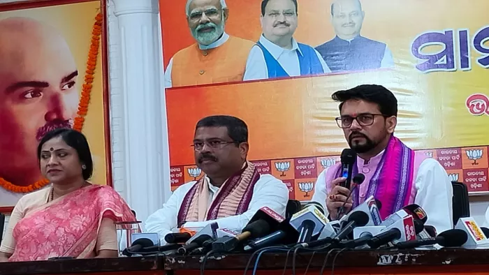 ओडिशा में एक संवाददाता सम्मेलन को संबोधित करते हुए अनुराग ठाकुर और धर्मेंद्र प्रधान।