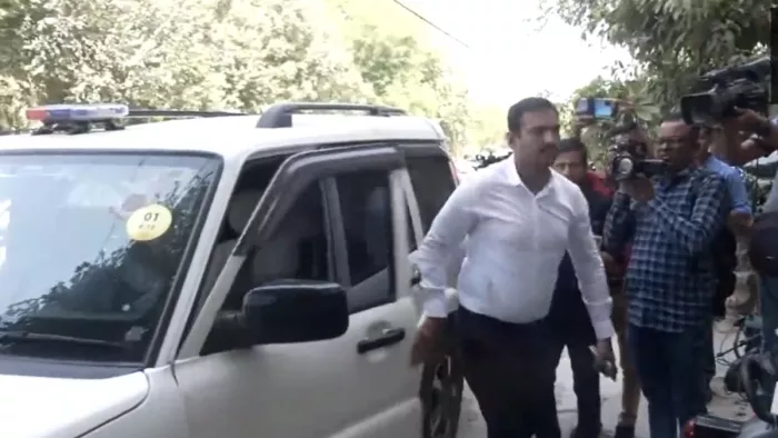 दिल्ली पुलिस की स्पेशल सेल न्यूजक्लिक के एडिटर इन चीफ के घर पर रेड मार रही है। एएनआई
