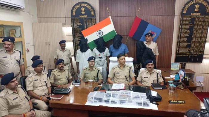 प्रिंस खान के गिरफ्तार गुर्गों के बारे में जानकारी देते धनबाद एसएसपी संजीव कुमार