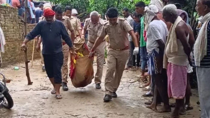 देवरिया में एक ही परिवार के पांच लोगों की गोली मारकर व पीट-पीटकर हत्या कर दी गई।