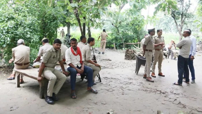 फतेहपुर के लेहड़ा टोला में मृतक सत्यप्रकाश दुबे के घर के बाहर बैठे पुलिसकर्मी व अन्य।- जागरण