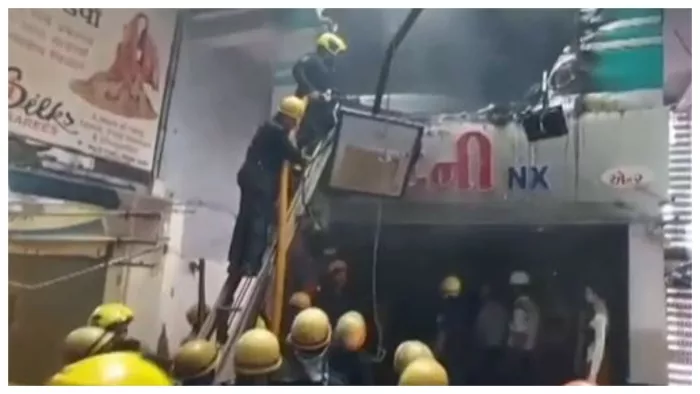 सूरत के बॉम्बे मार्केट में लगी भीषण आग (फोटो-एएनआई)