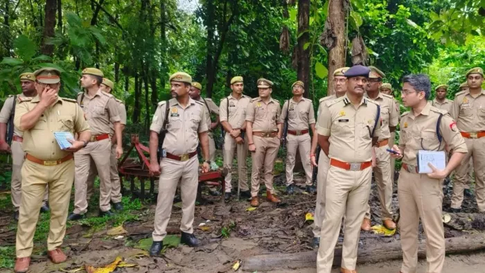 'पुलिस का नेटवर्क फेल या फिर...', देवरिया में हुए नरसंहार का जिम्मेदार कौन?