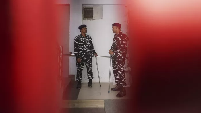 छापेमारी के दौरान तैनात जवान (फोटो- एपी)।