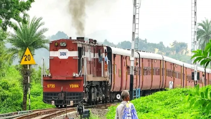 वर्तमान में लंबी दूरी की ट्रेनों में 45-50 साल या उससे अधिक उम्र के यात्री बीमार पड़ रहे हैं।