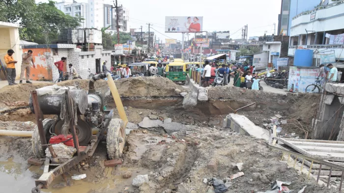 रूस्तमपुर में नाले के लिए खोदा गया गढ्ढा। जागरण