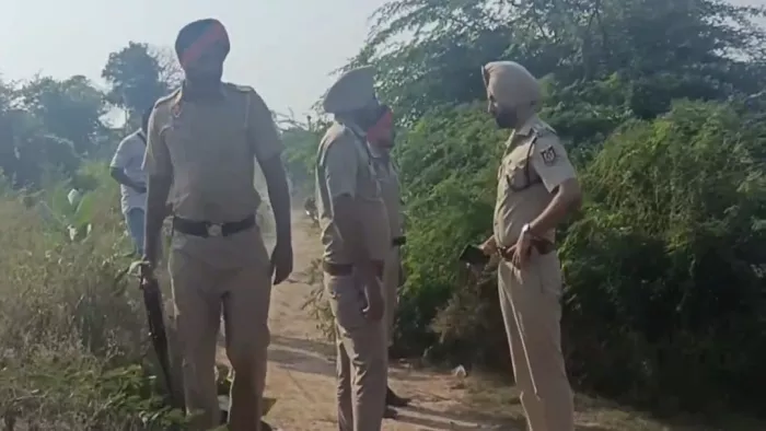 घटनास्थल पर केस की जांच करते डीएसपी सतवीर सिंह बैंस व अन्य पुलिस कर्मचारी। जागरण